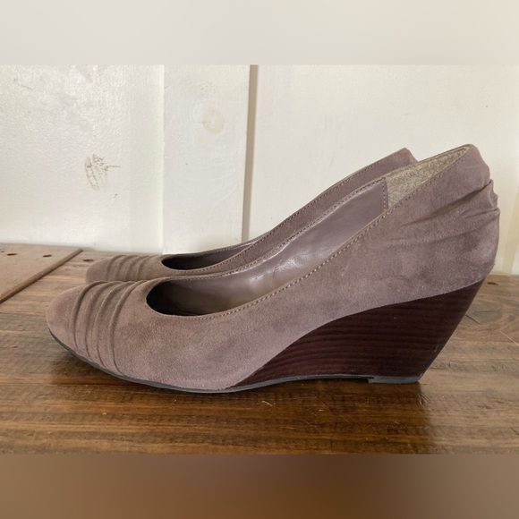 Sam & Libby 8.5 wedge heels slip ons suede pleated detail - Picture 2 of 8